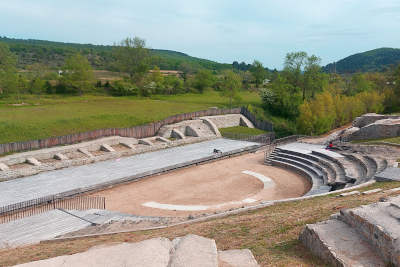 Amphitheatre, Alba la Romaine